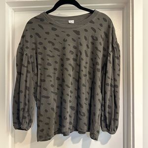 EUC Clare V. Drop-Shoulder, 3/4 Puff Sleeve Grey Jaguar Print T-Shirt, Sz L